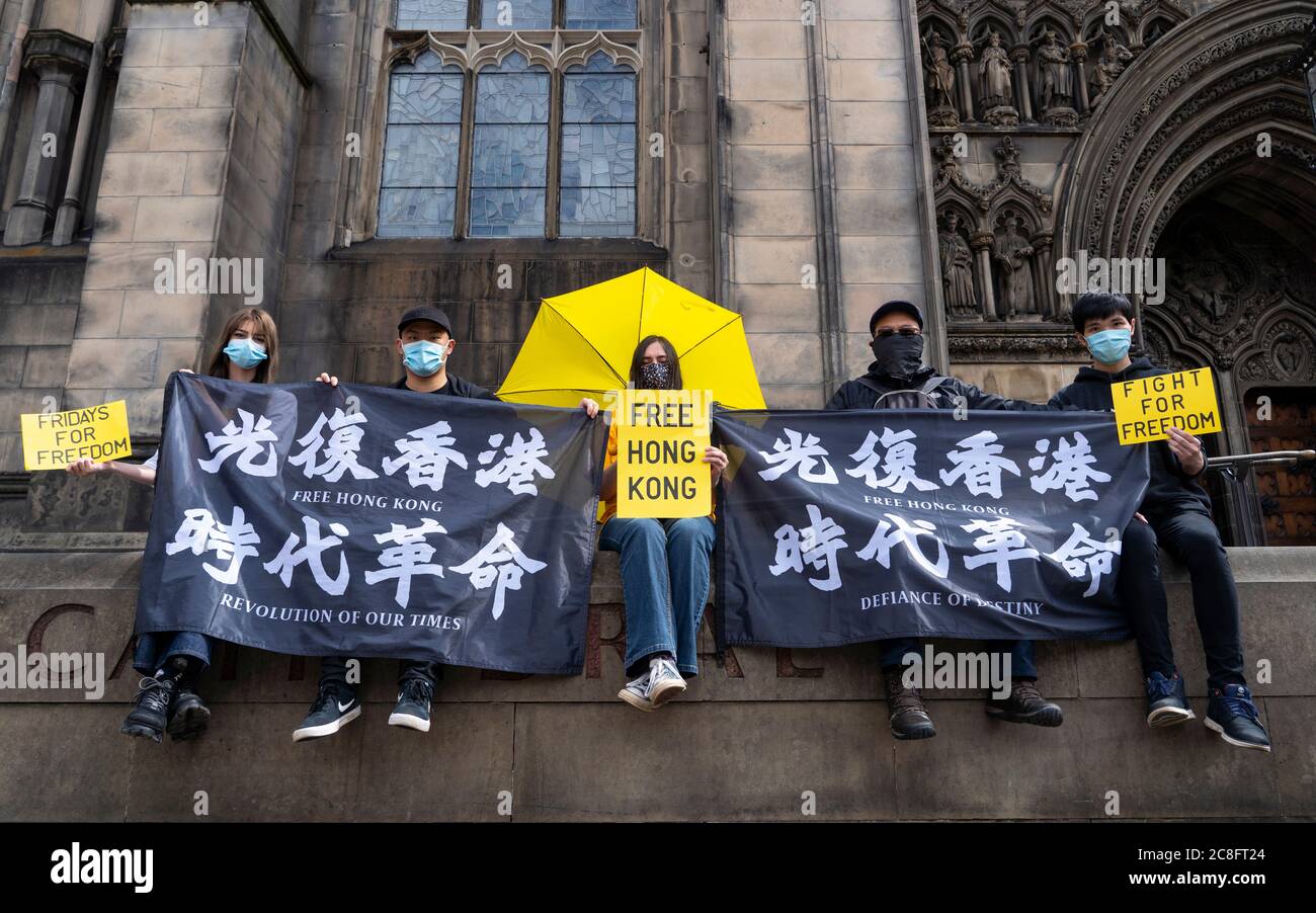 Edinburgh, Schottland, Großbritannien. Juli 2020. 24 Demonstranten halten heute einen Freitags-Protest für Freiheit, Hongkong für Demokratie vor der St. Giles Kathedrale in der Altstadt von Edinburgh ab. Freitags für Freiheit die Proteste werden in Städten auf der ganzen Welt abgehalten und sollen den Angriff der chinesischen Regierung auf die Menschenrechte und die Freiheit auf Hongkong hervorheben. Iain Masterton/Alamy Live News Stockfoto