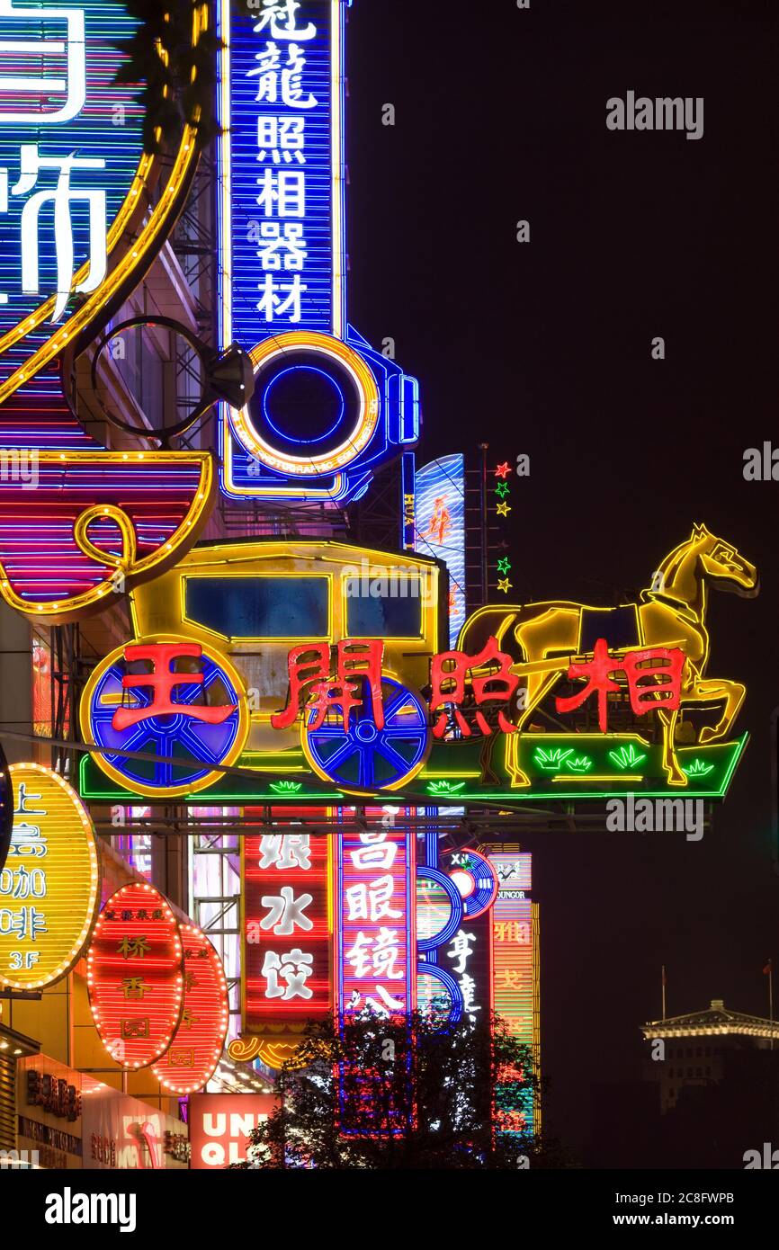 Shanghai, China, Asien - Neon-Zeichen an der Nanjing Road, der wichtigsten Handelsstraße der Stadt. Stockfoto
