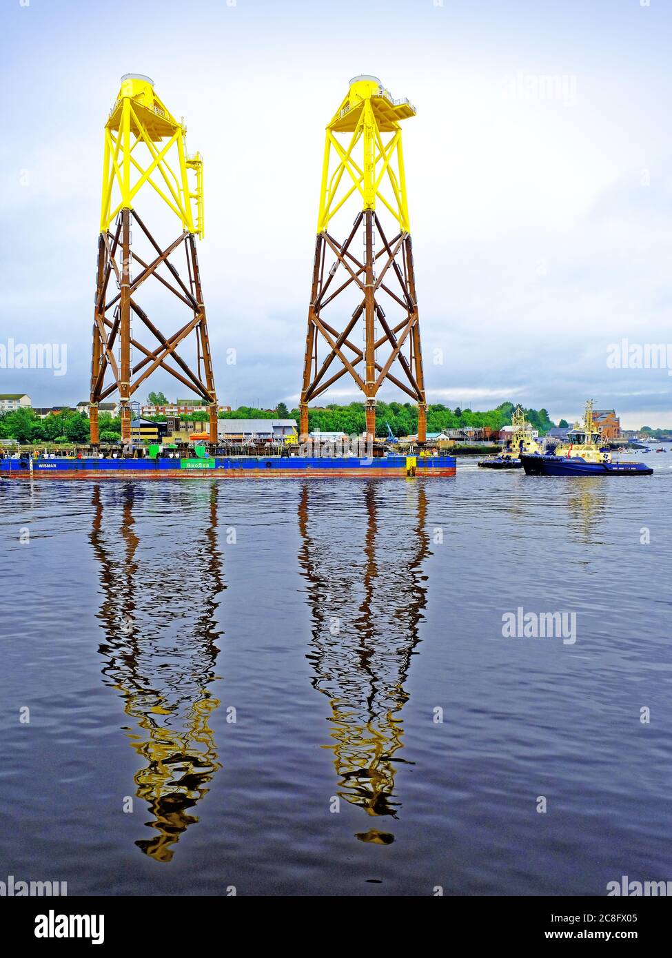 Neu fertiggestellte Windenergieanlagen werden von Smulders Howdon Tyneside Werft an Nigg Schottland geliefert Stockfoto