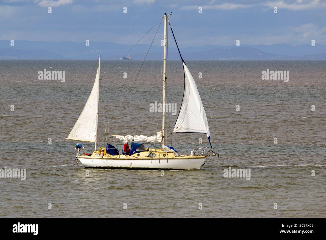 Segeln Sie mit dem Boot an der Mündung des Flusses Wyre Stockfoto
