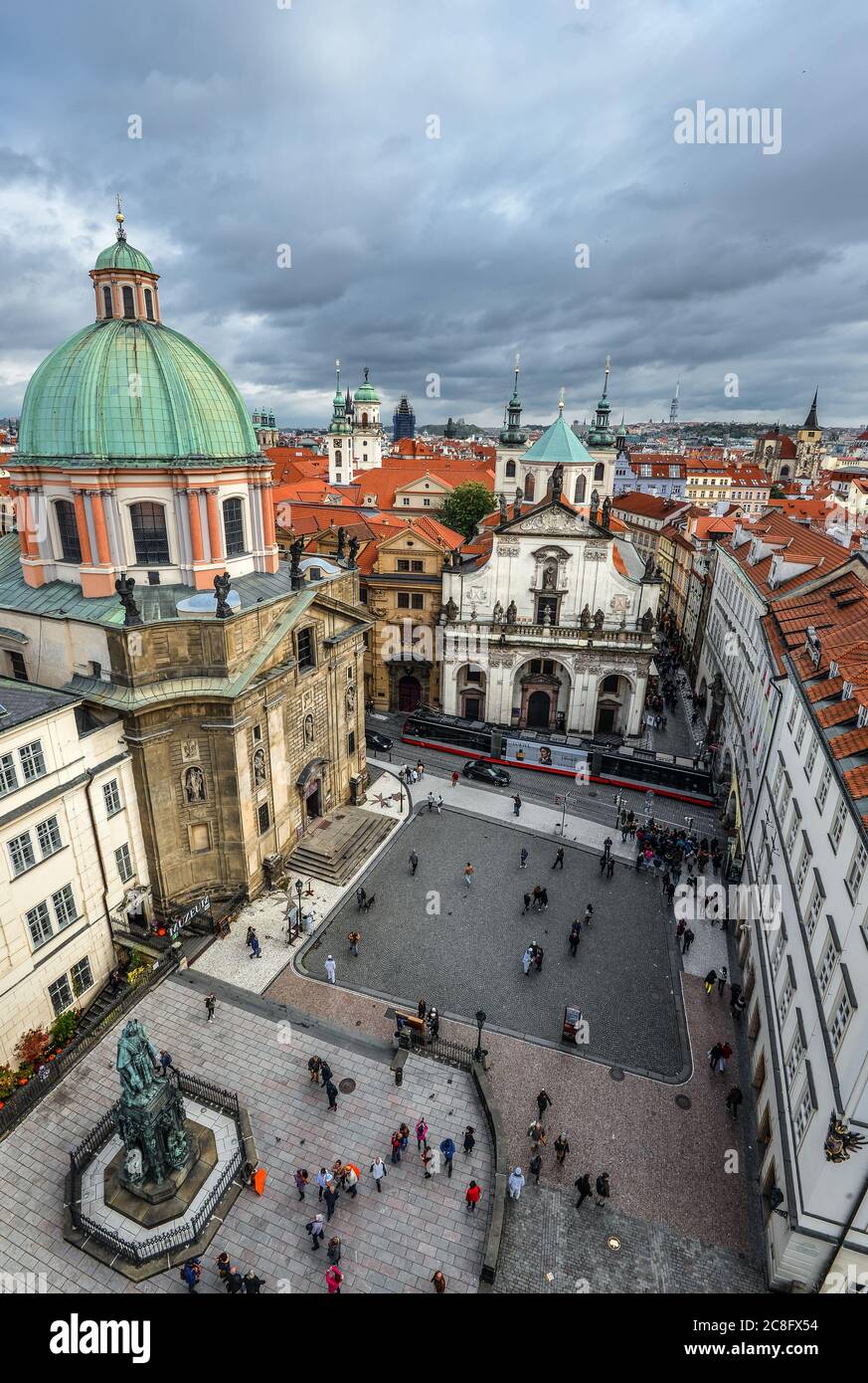 Prag, Tschechische Republik - 12. Oktober 2017: Kreuzfahrerplatz und St. Francis Kirche, Blick vom Altstädter Brückenturm, Prag Tschechische Republik Stockfoto