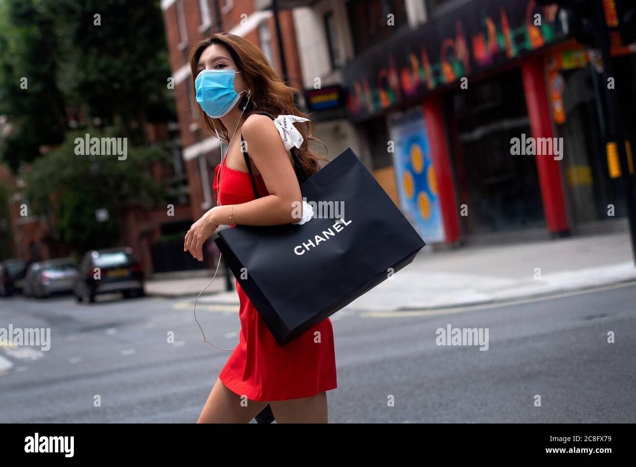 Ein Shopper mit Gesichtsmaske in der Oxford Street im Zentrum von London, da Gesichtsbezüge in Geschäften und Supermärkten in England obligatorisch werden. Stockfoto