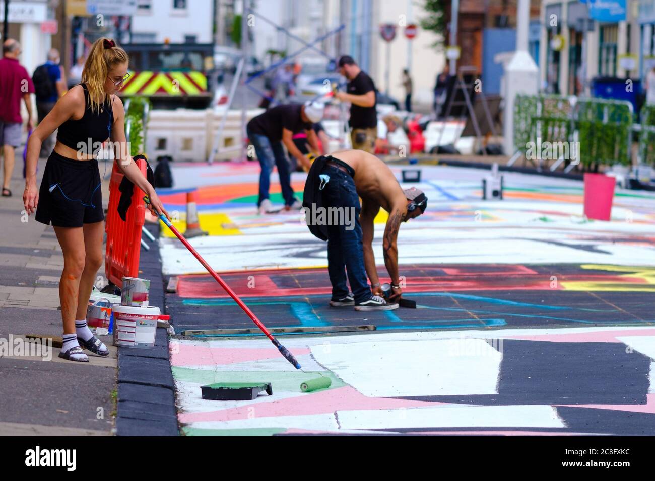 Portland Road, Worthing, Großbritannien. Juli 2020. Street Art auf einer Straße zu schaffen, die für soziale Distanzierung gesperrt ist. Die Straße wurde gesperrt, um die soziale Distanzierung zu unterstützen und den Cafés zu ermöglichen, ihre Tische und Stühle zu verteilen. Kunst ist Baing auf der Straße Oberfläche gemalt, um die Gegend zu erhellen. Bild nach Kredit: Julie Edwards/Alamy Live Nachrichten Stockfoto