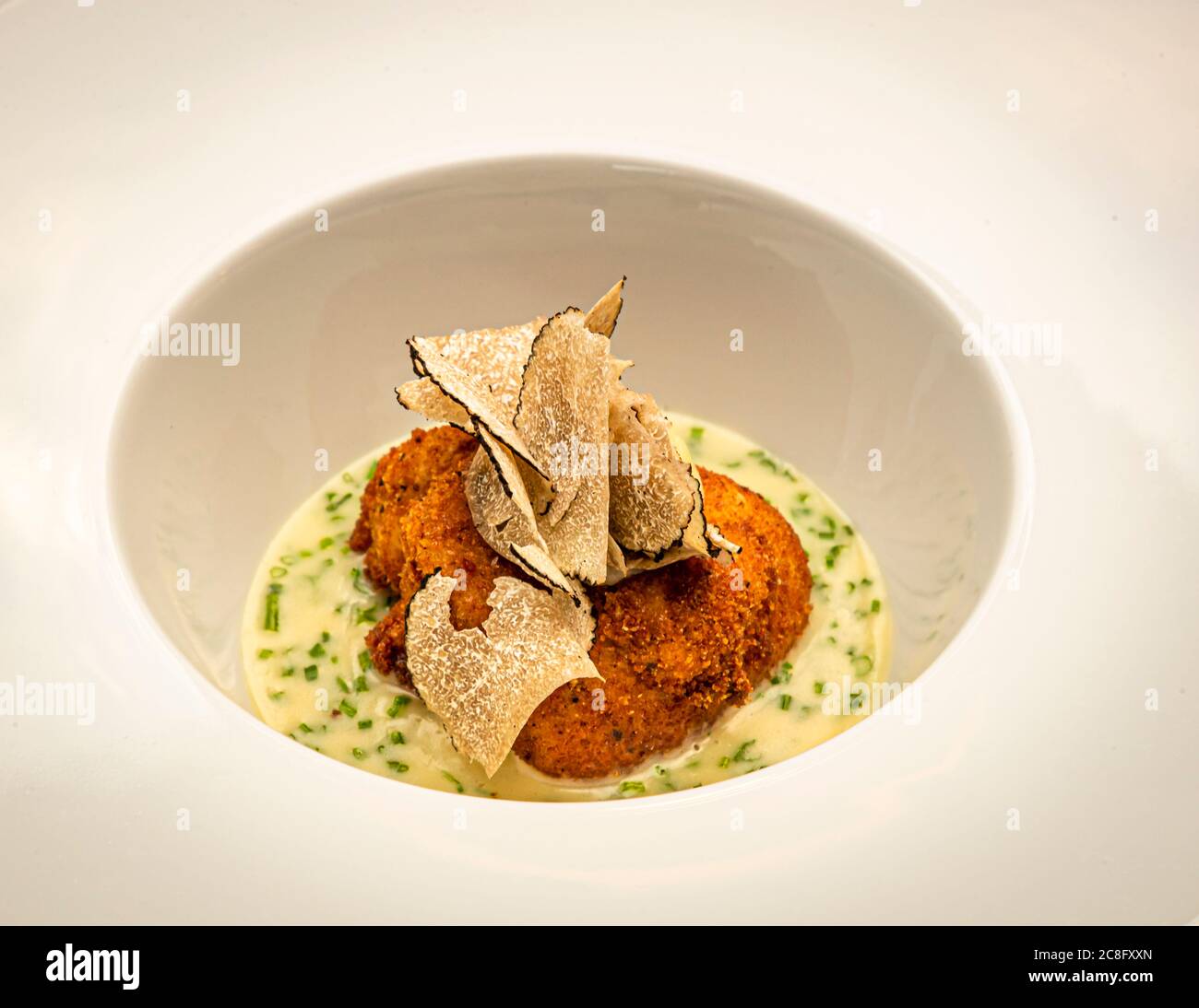 Gourmet-Gericht vom Hotel Krone Küchenchef Peter Prüfer in weil am Rhein, Deutschland. Kalbfleisch Praline - Süßbrote frittiert und mit Sommertrüffel Stockfoto