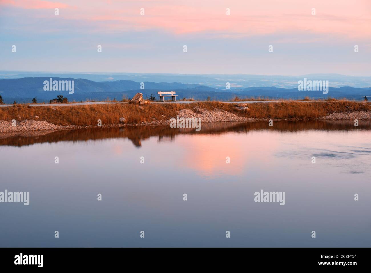Wandern im Harz, Deutschland. Schöner Sonnenuntergang Himmel im Sommer auf dem Wurmberg bei Braunlage in Niedersachsen. Stockfoto