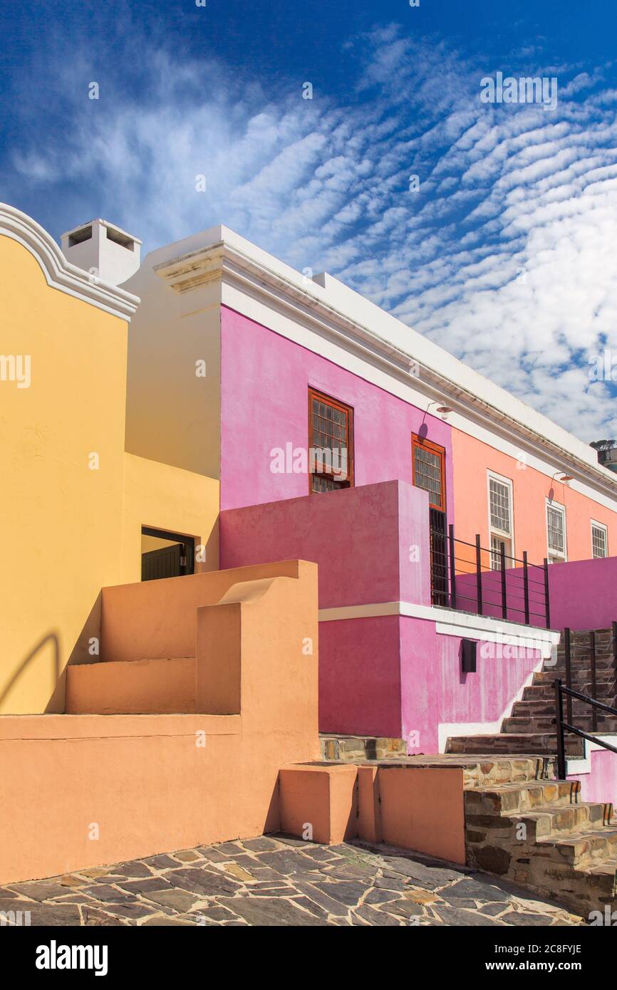 Geographie / Reisen, Südafrika, EIN strahlend blauer Himmel ergänzt die bunten Häuser in Bo Kaap, einem Gebiet in Kapstadt bekannt, No-Tourism-Advertising-Use Stockfoto