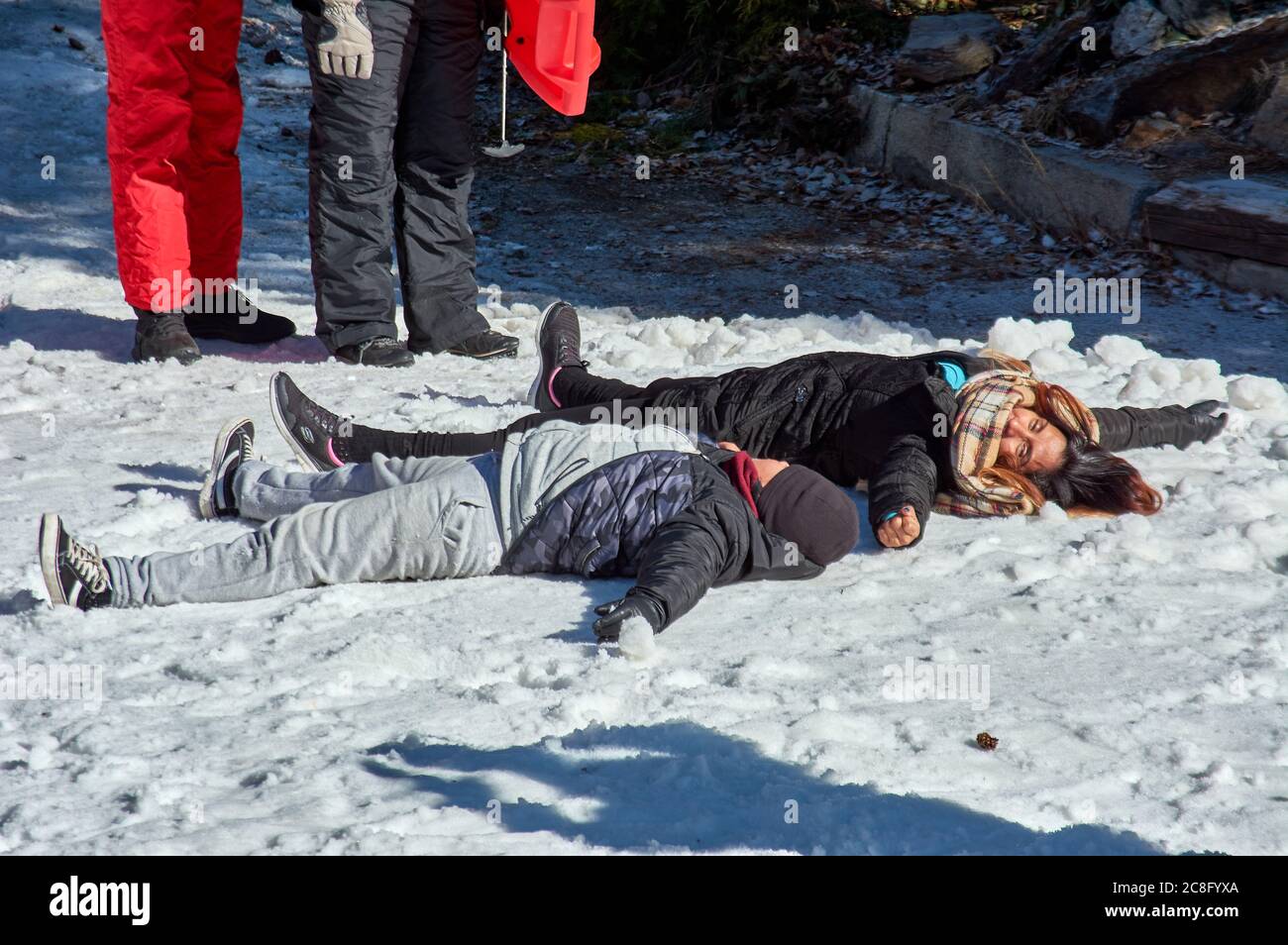 Skigebiet Familie spielt glücklich im kalten Schnee, trägt spezielle thermische Kleidung im Skigebiet in Sierra Nevada, Granada, Spanien Stockfoto