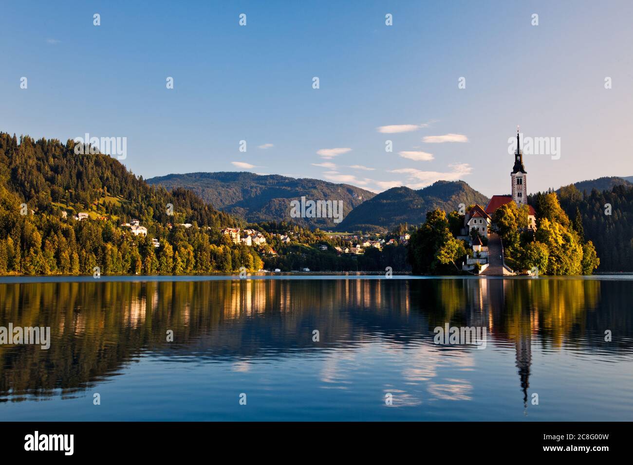 Geographie / Reisen, Slowenien, warme Strahlen markieren die Kirche der Himmelfahrt Mariens, eine beliebte Kirche auf einer isl, No-Tourismus-Werbung-Nutzung Stockfoto