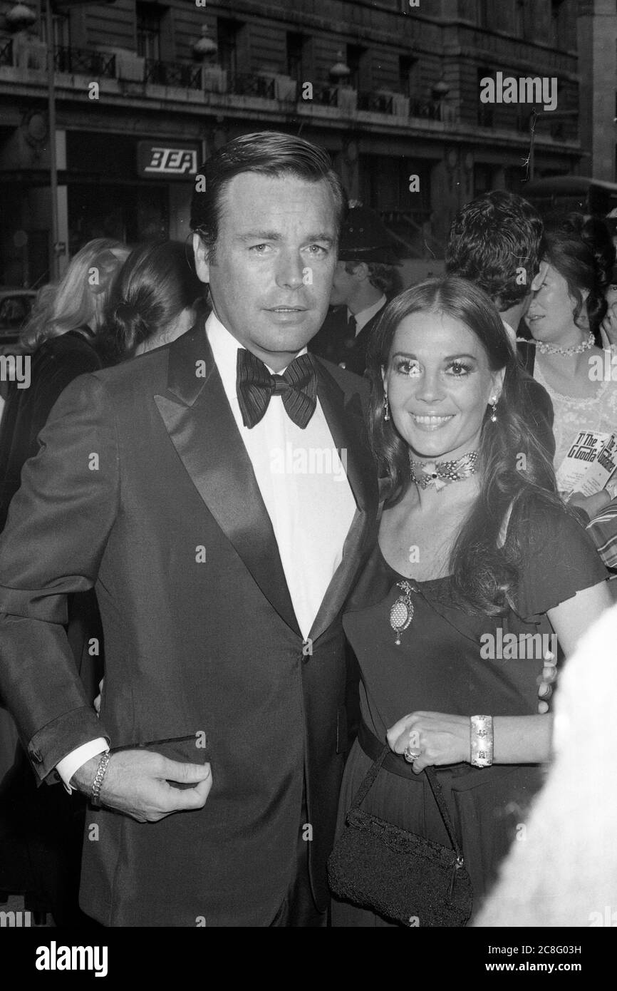 Robert WAGNER, USA, Schauspieler und Ehefrau Natalie WOOD, Schauspielerin, Robert John Wagner (*10. Februar 1930 in Detroit, Michigan) ist ein amerikanischer Schauspieler. Bekannt wurde er unter anderem durch seine Hauptrollen in der Fernsehserie Your Appearance, Al Mundy (1968'Aì1970), The Two With The Shoot (1975'Aì1978) und Hart but Warm (1979'Aì1984). Zu seinen bekanntesten Filmen gehören der Pink Panther, die zerbrochene Lance und die Austin Powers Trilogy. Natalie Wood (geboren: Natalia Nikolaevna Zakharenko; geboren 20. Juli 1938 in San Francisco; AU 29. November 1981 vor Santa Catalina Island) war eine amerikanische Schauspielerin. Stockfoto