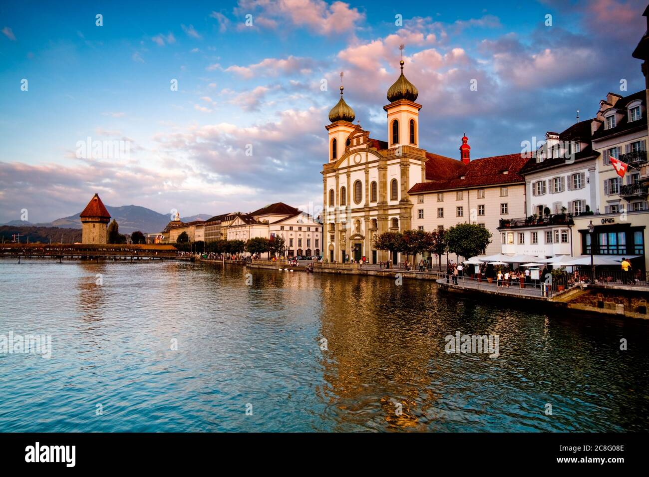 Geographie / Reisen, Schweiz, Pastell Abendfarben bringen das Beste aus der Jesuitenkirche in Luzern heraus, No-Tourismus-Werbung-Nutzung Stockfoto