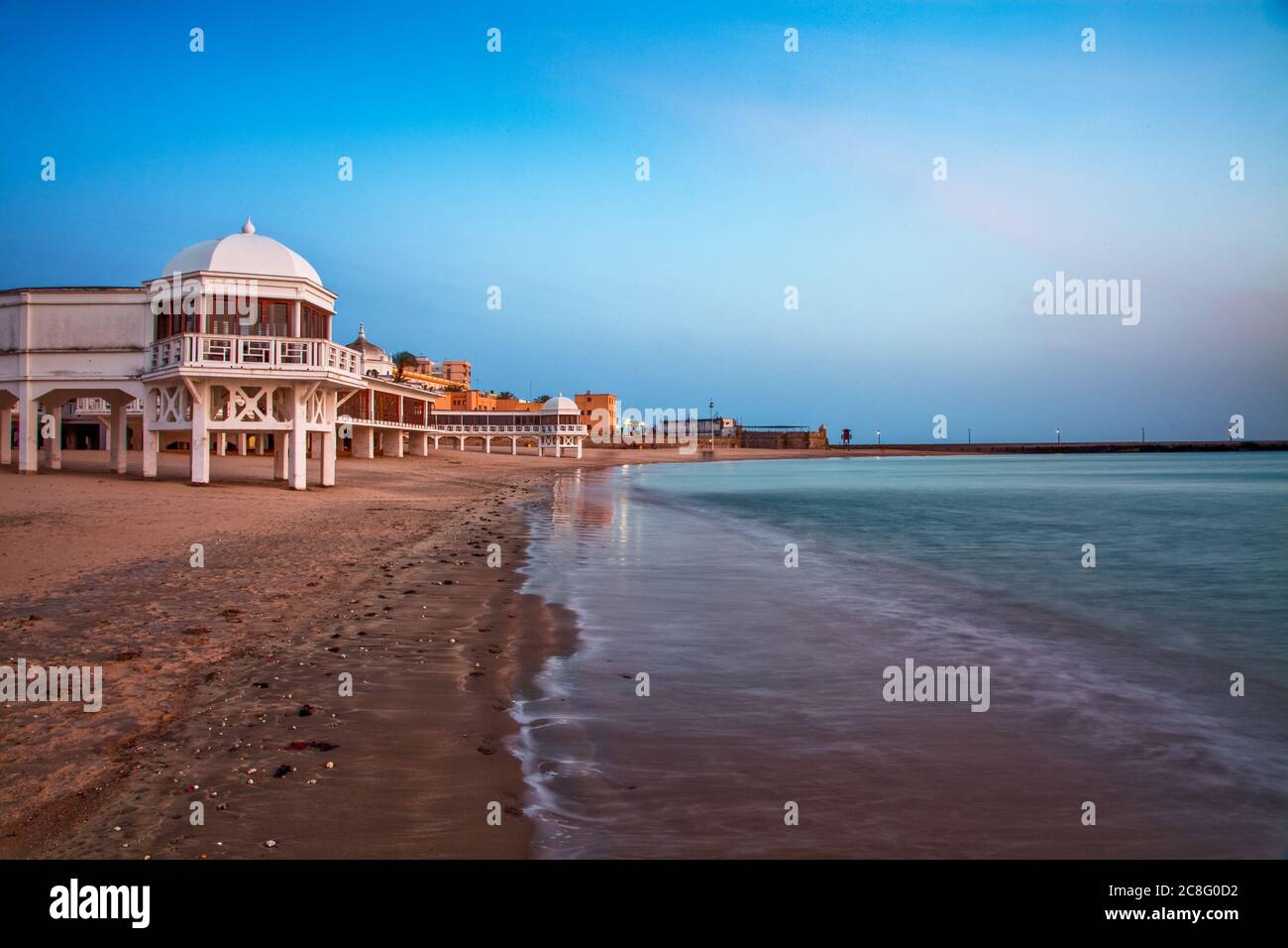 Geographie / Reisen, Spanien, ein Abend, pastellblauer Himmel betont das krasse Weiß des Piers an einem Strand von Cadiz i, No-Tourism-Advertising-Use Stockfoto