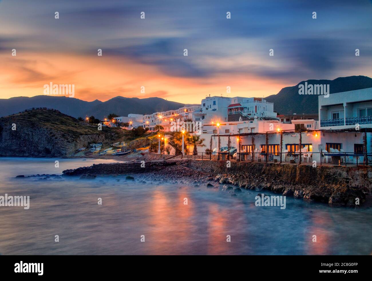 Geographie / Reisen, Spanien, starker Wind erzeugt dramatische Bewegung am Himmel über einem Fischerdorf in Cabo de Gata i, No-Tourismus-Werbung-Nutzung Stockfoto