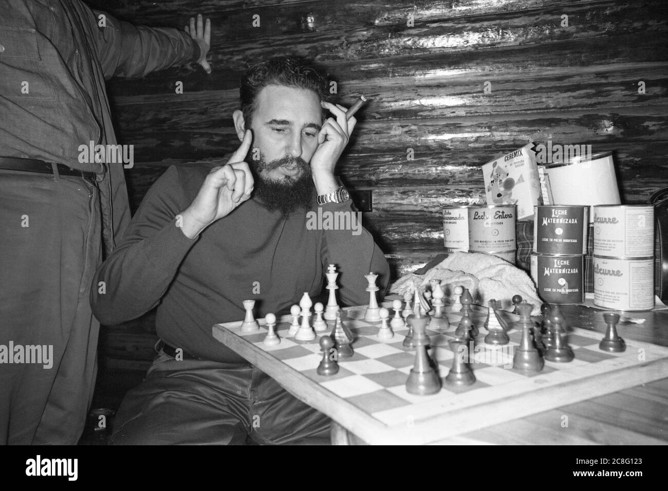 Havanna, Kuba. Juni 2020. Fidel Castro, sitzend vor einem Schachbrett, nachdenklich, mit Zigarre in der Hand, rauchendes, rauchendes, 1967 in Kuba; Fidel CASTRO (eigentlich: Fidel Alejandro Castro Ruz), Kuba, Politik, Regierungschef von Kuba; SW-Aufnahme, Â Verwendung weltweit Kredit: dpa/Alamy Live News Stockfoto