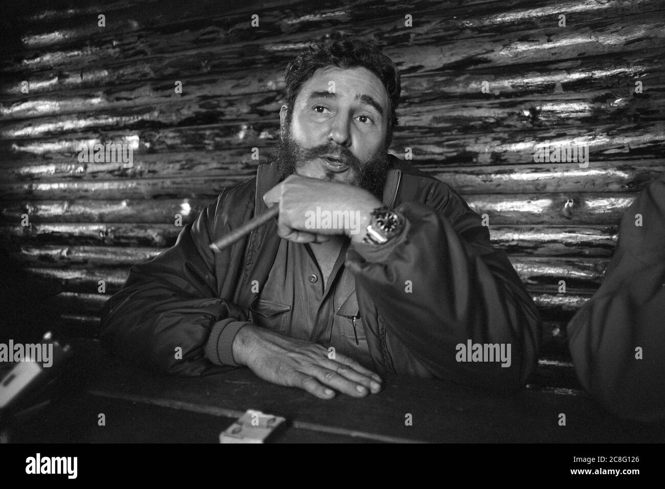 Havanna, Kuba. Juni 2020. Fidel Castro, freundliches Porträt, Porträt, Porträt, zugeschnittenes Einzelbild, Einzelbild, Halbportrait, mit Zigarre, Rauchen, Rauchen, 1967 in Kuba; Fidel CASTRO (eigentlich: Fidel Alejandro Castro Ruz), Kuba, Politik, Regierungschef von Kuba; SW-Aufnahme, Â zur weltweiten Nutzung Quelle: dpa/Alamy Live News Stockfoto
