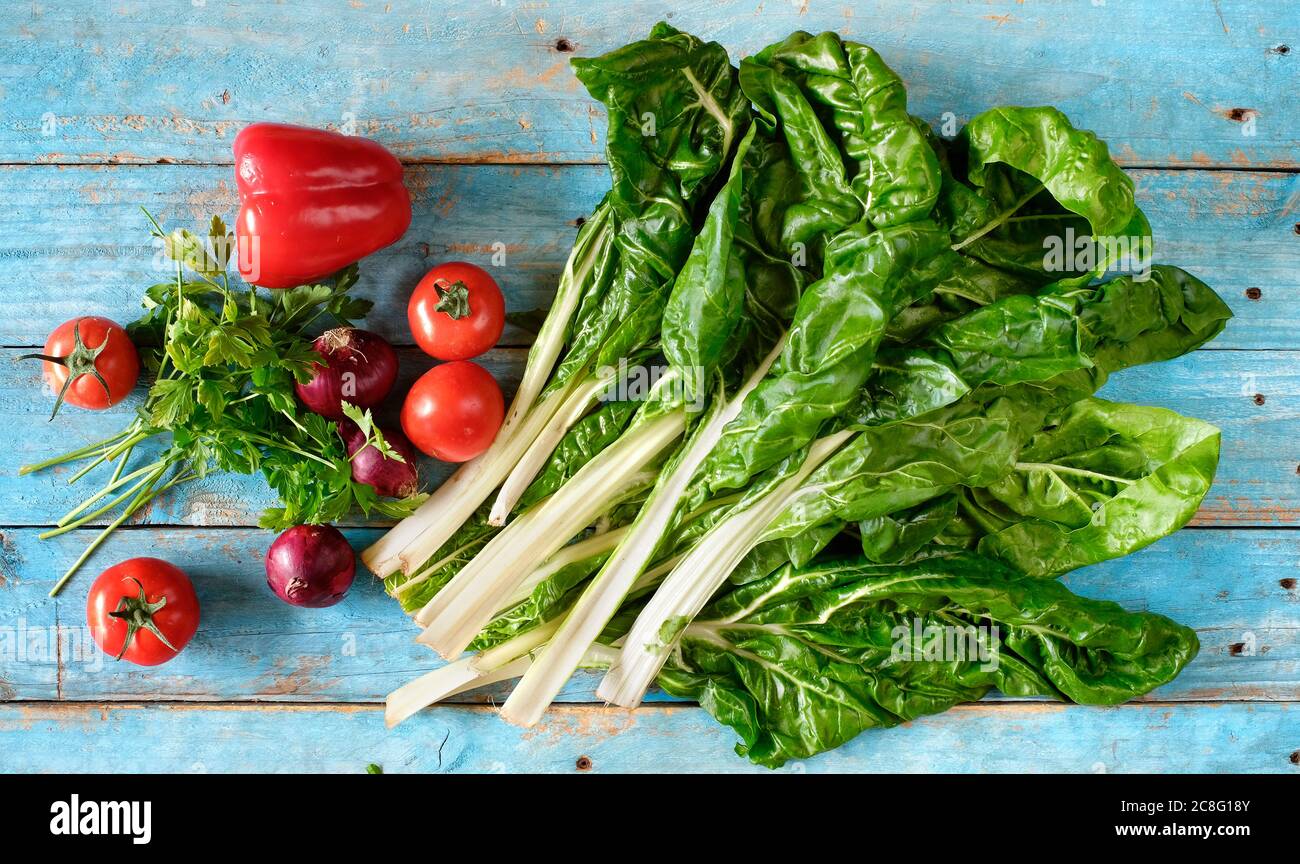 Mangel, Mangold, Beta vulgaris, Rüben und Bio-Gemüse, gesunde Lebensmittel, flach auf Küchenbrett liegen, guter Kopierplatz Stockfoto