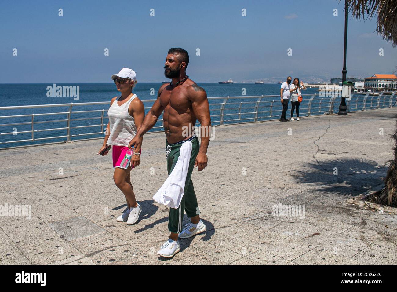 BEIRUT LIBANON. Juli 2020. 24 Menschen, die an einem heißen Sommertag entlang der Uferpromenade des Mittelmeers spazieren, mit Temperaturen über 30 Grad Celsius. Kredit: amer ghazzal/Alamy Live Nachrichten Stockfoto