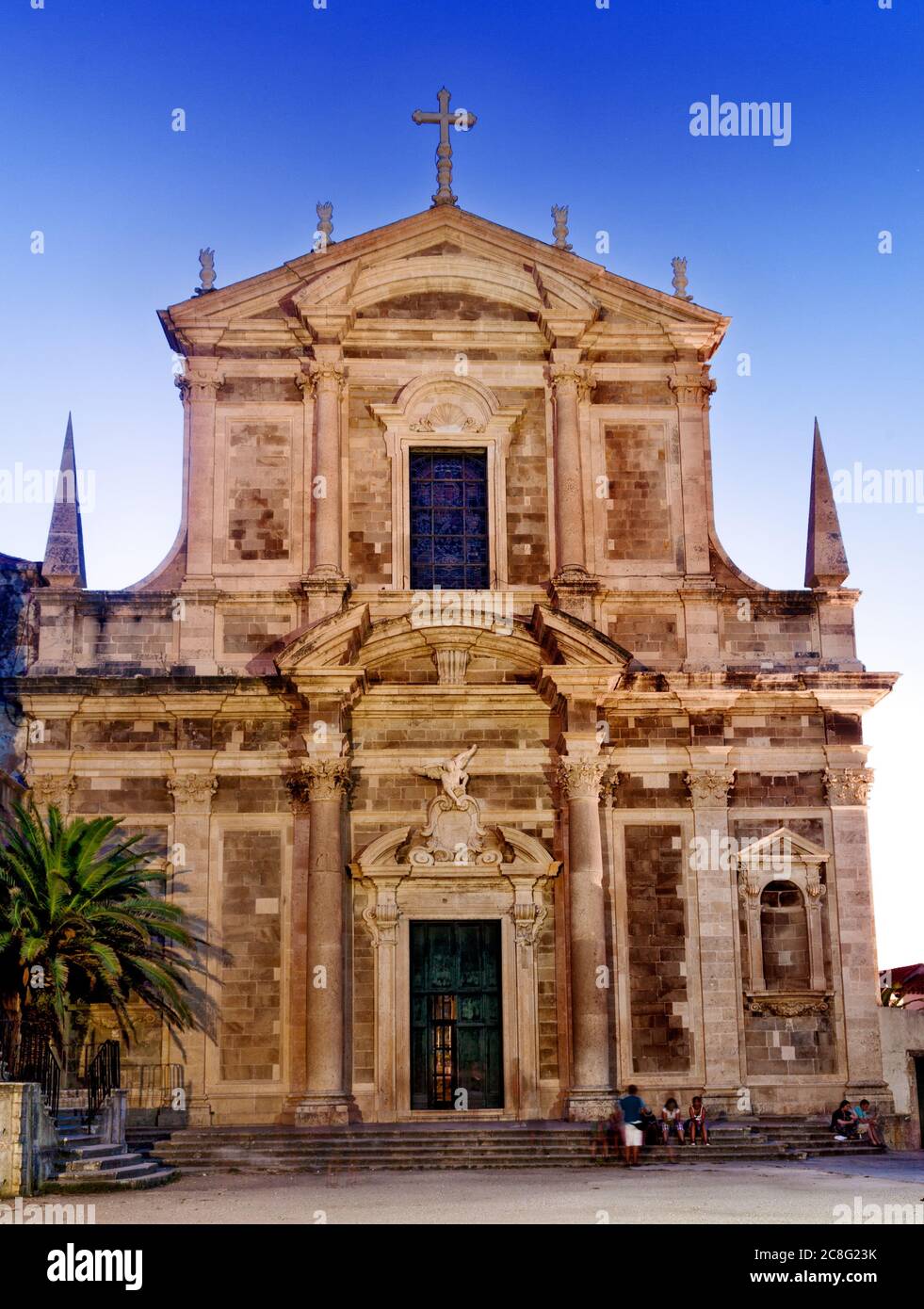 Geographie / Reisen, Kroatien, EIN tiefblauer Abendhimmel Rahmen die Spitze der Kirche St. Ignatiu in Dubrovnik, zwischen 16 gebaut, No-Tourismus-Werbung-Nutzung Stockfoto