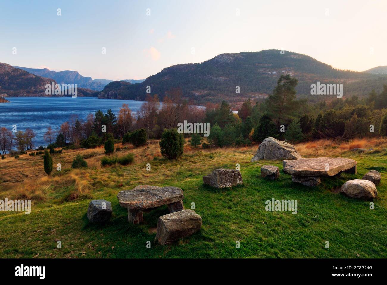 Geographie/Reise, Norwegen, EIN Stein Picknick-Platz genießt einen schönen Blick über einen See bei Preikestolen Fjellstue im Süden o, No-Tourismus-Werbung-Nutzung Stockfoto