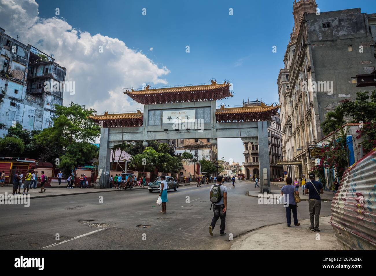 Havanna / Kuba - 04.15.2015: Einheimische und ein klassisches amerikanisches Auto vor dem Eingang der China Town (Barri Hino) in Havanna, Kuba Stockfoto