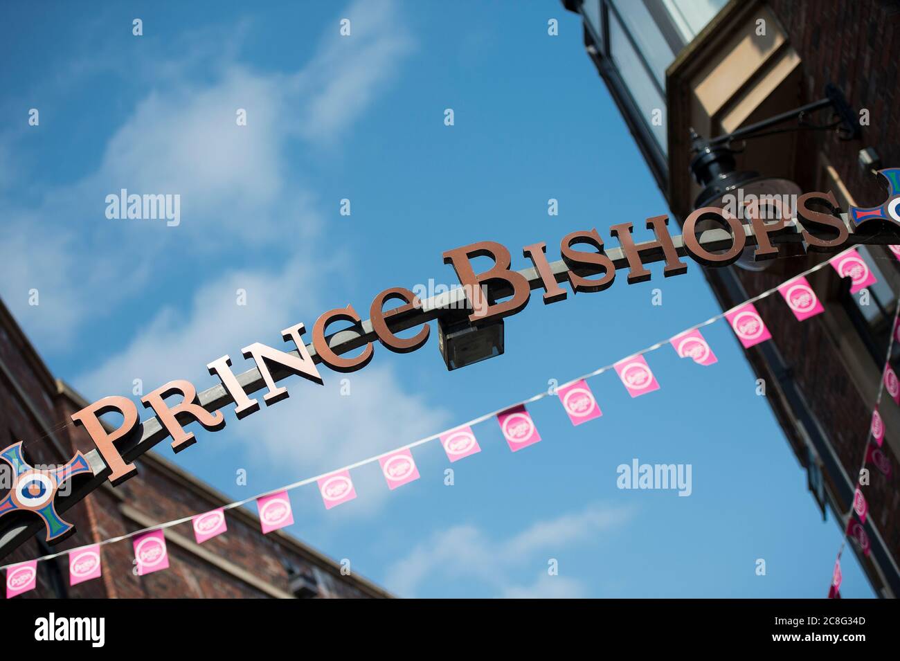 Bunting am Eingang des Prince Bishops Shopping Centers in der Stadt Durham, Grafschaft Durham, England. Stockfoto