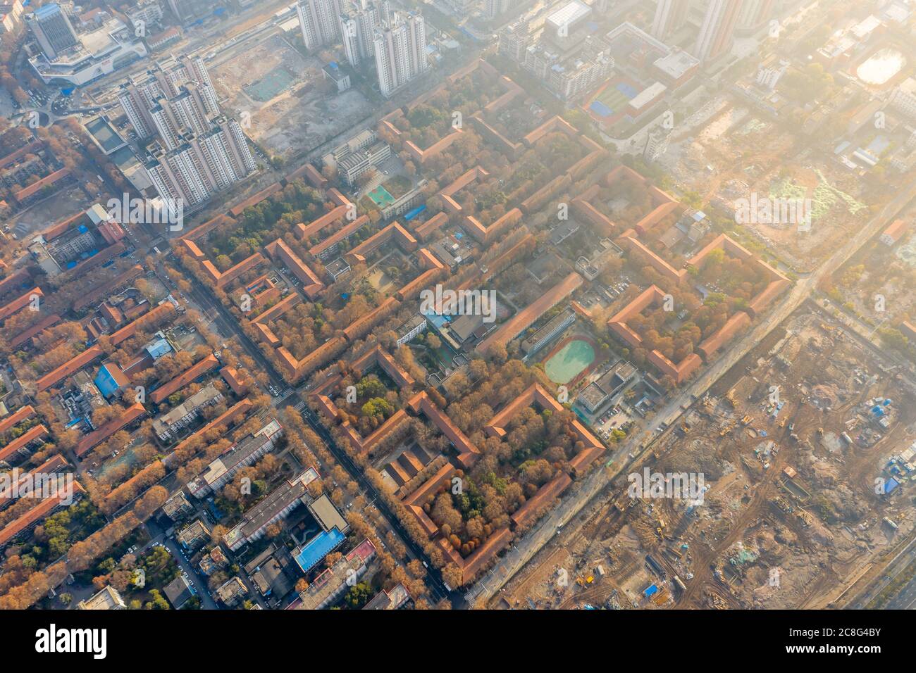 Draufsicht auf Wuhan Red Steel City von der Drohne.Luftaufnahme Stadtbild über der Stadt Honggang, Wuhan Hubei Provinz, China. Stockfoto