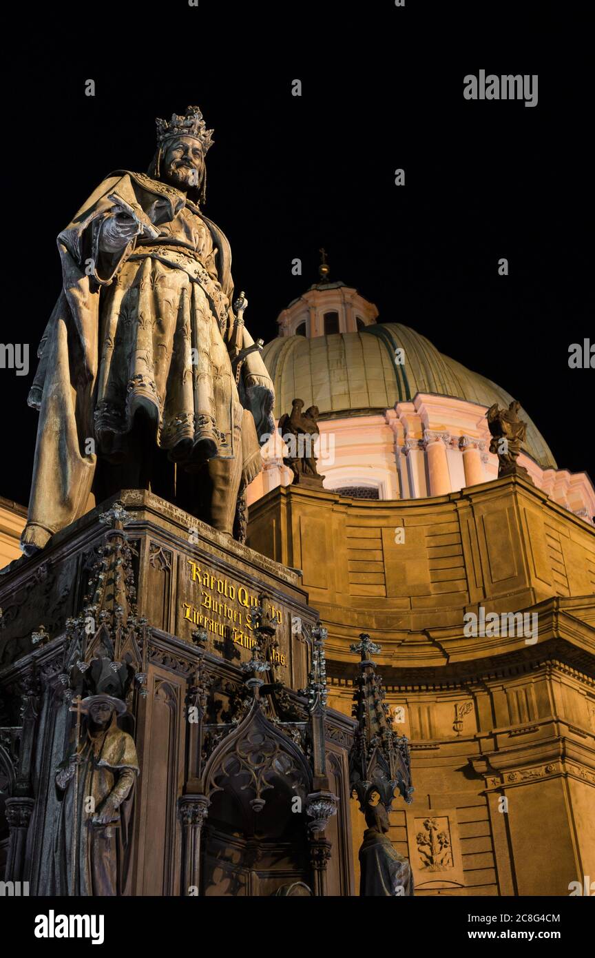 Statue von Karl IV., Ritter des Kreuzplatzes, Altstadt, Prag, Tschechien - Skulptur des böhmischen Königs und Kaisers Stockfoto