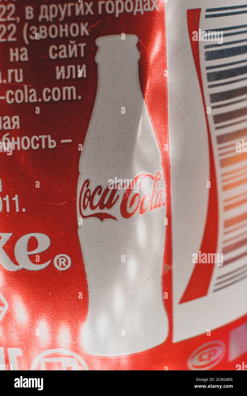 Astrachan, Russland, 22. jul. 2020: Macro-Bild von Coca-Cola aus der Dose.  Beliebte Soda Pop Seitenansicht von Aluminium-Dose mit Markennamen in  englisch und russisch lang Stockfotografie - Alamy