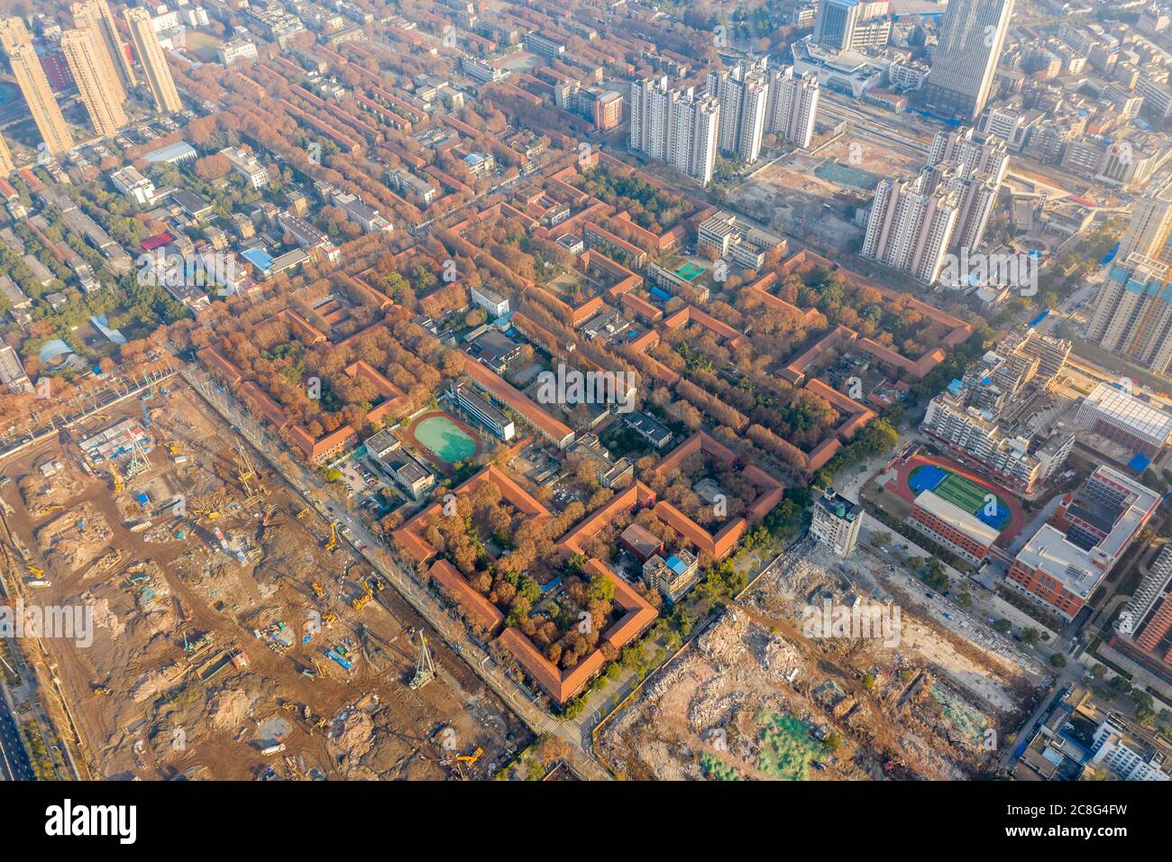 Draufsicht auf Wuhan Red Steel City von der Drohne.Luftaufnahme Stadtbild über der Stadt Honggang, Wuhan Hubei Provinz, China. Stockfoto
