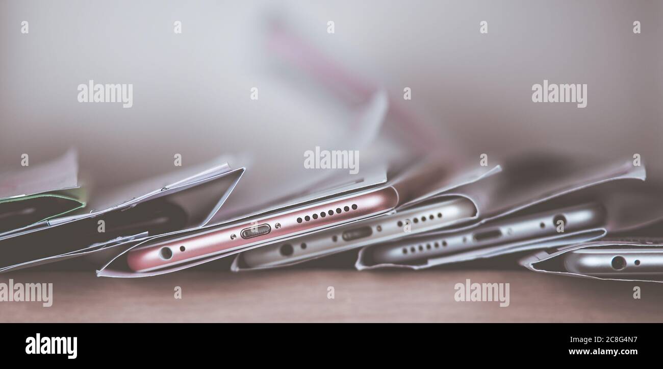 Garantie Reparatur Smart-Telefon. Mehrere Telefone sind im Regal im Service-Center. Selektiver Fokus, Kopierbereich, Banner. Stockfoto