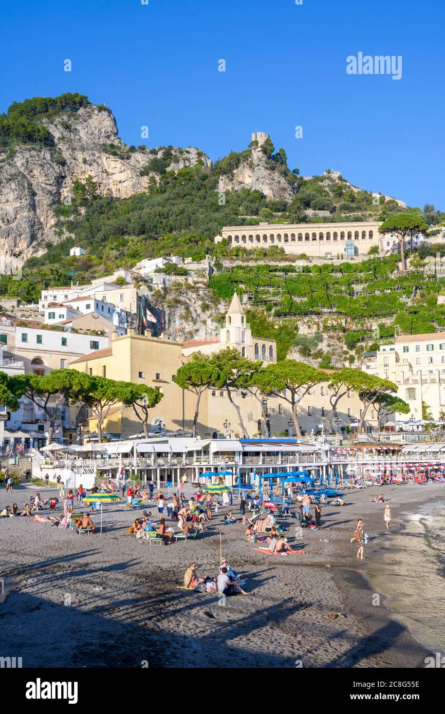 Blick auf die Strandpromenade neben dem Hafen in Amalfi, Italien Stockfoto