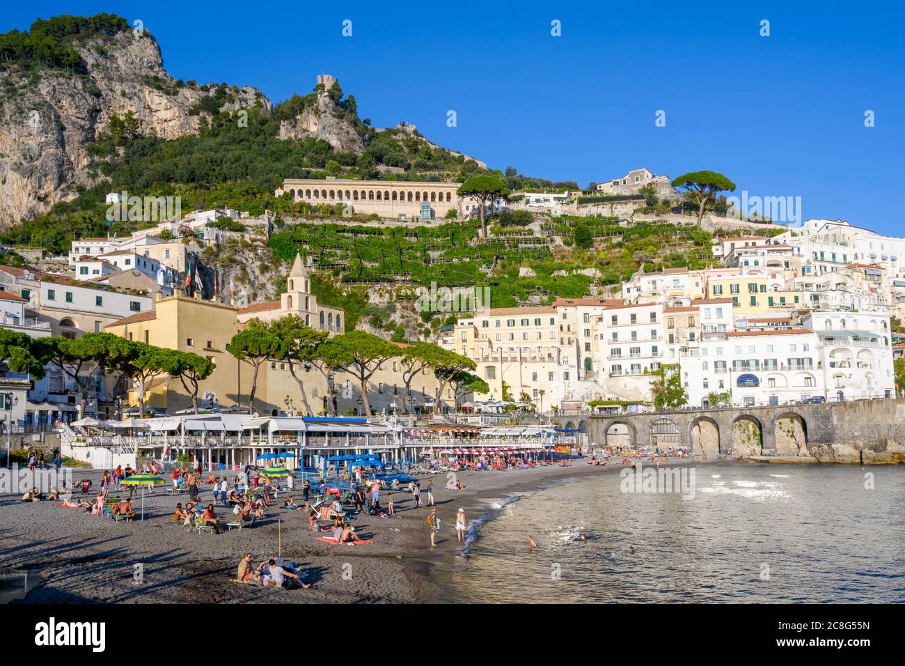 Blick auf die Strandpromenade neben dem Hafen in Amalfi, Italien Stockfoto