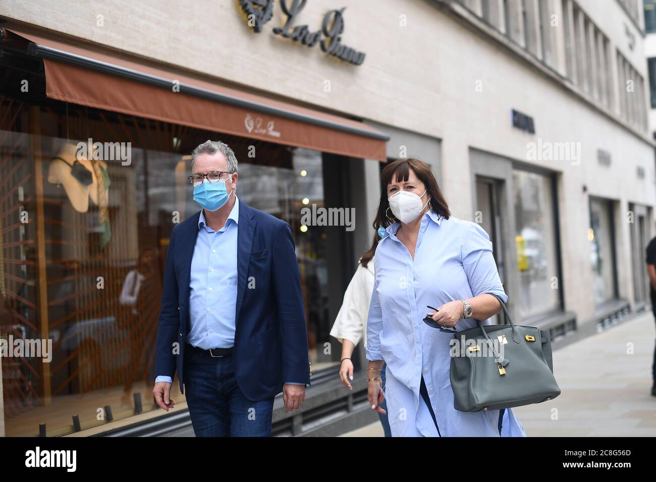In der Bond Street in London werden Gesichtsmasken von Käufern getragen, da Gesichtsbezüge in Geschäften und Supermärkten in England obligatorisch werden. Stockfoto