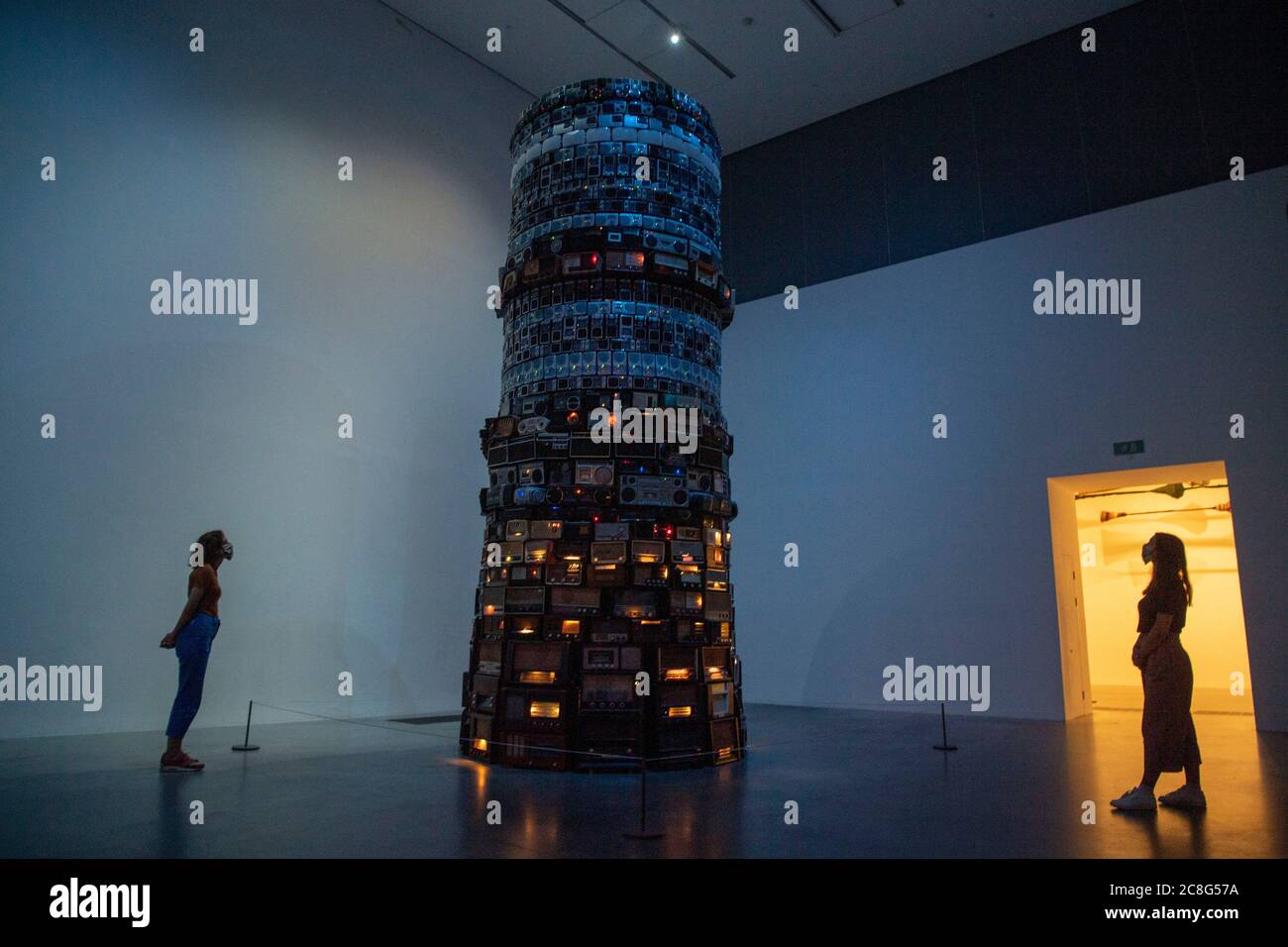 London, Großbritannien. Juli 2020. Mitarbeiter mit Gesichtsmasken sehen eine Kunstinstallation während einer Pressevorschau für die Wiedereröffnung des Tate Modern Art Museum in London, Großbritannien, am 24. Juli 2020. Die Kunstmuseen Tate Modern, Tate Britain, Tate Liverpool und Tate St Ives werden nach ihrer Schließung aufgrund der COVID-19-Pandemie ab Juli 27 wieder für die Öffentlichkeit zugänglich sein. Quelle: Ray Tang/Xinhua/Alamy Live News Stockfoto London, Großbritannien. Juli 2020. Mitarbeiter mit Gesichtsmasken sehen eine Kunstinstallation während einer Pressevorschau für die Wiedereröffnung des Tate Modern Art Museum in London, Großbritannien, am 24. Juli 2020. Die Kunstmuseen Tate Modern, Tate Britain, Tate Liverpool und Tate St Ives werden nach ihrer Schließung aufgrund der COVID-19-Pandemie ab Juli 27 wieder für die Öffentlichkeit zugänglich sein. Quelle: Ray Tang/Xinhua/Alamy Live News Stockfoto