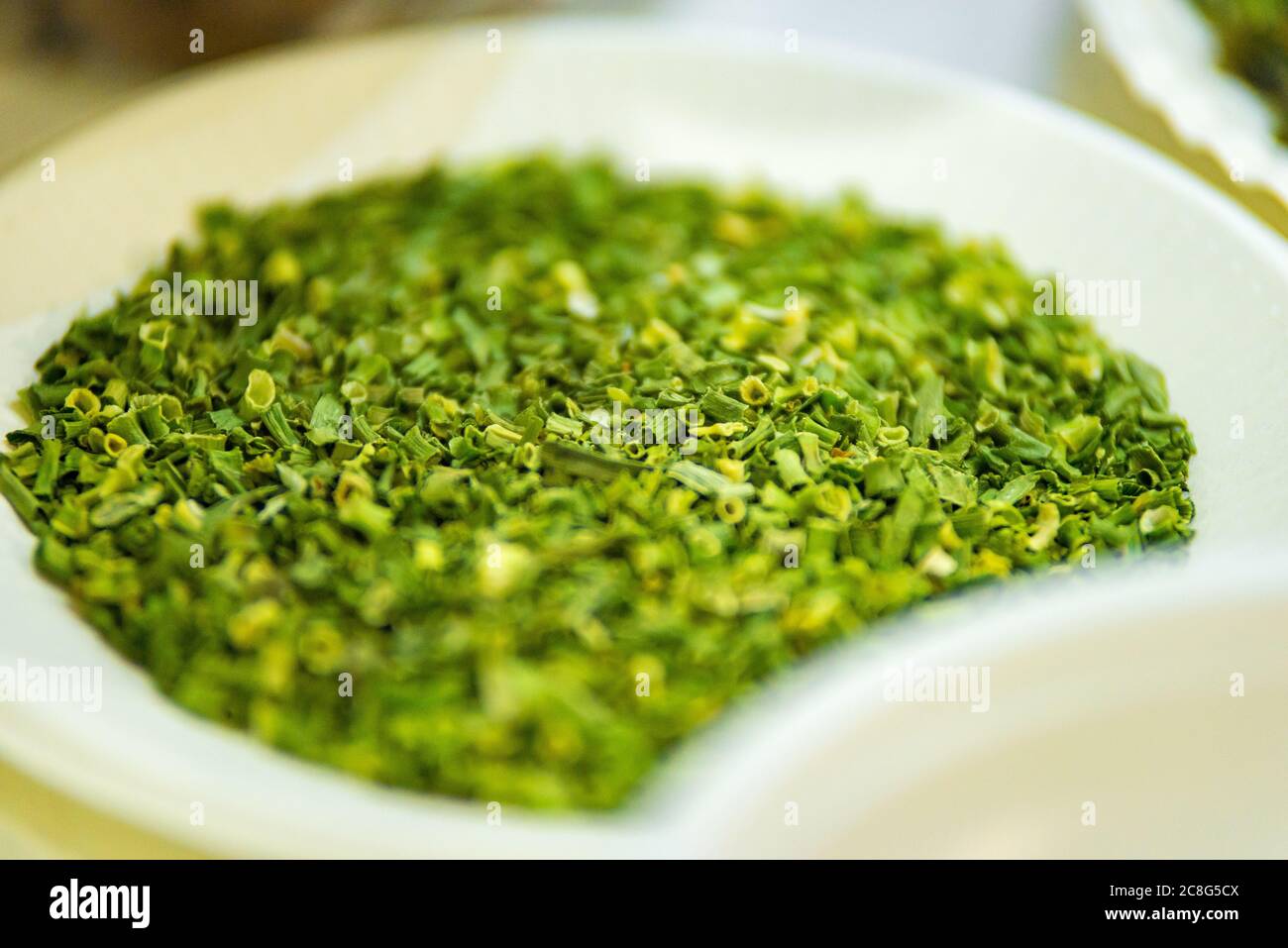 Getrocknetes Gemüse Zwiebeln, Holzhintergrund. Superfoods, Kräuter. Stockfoto