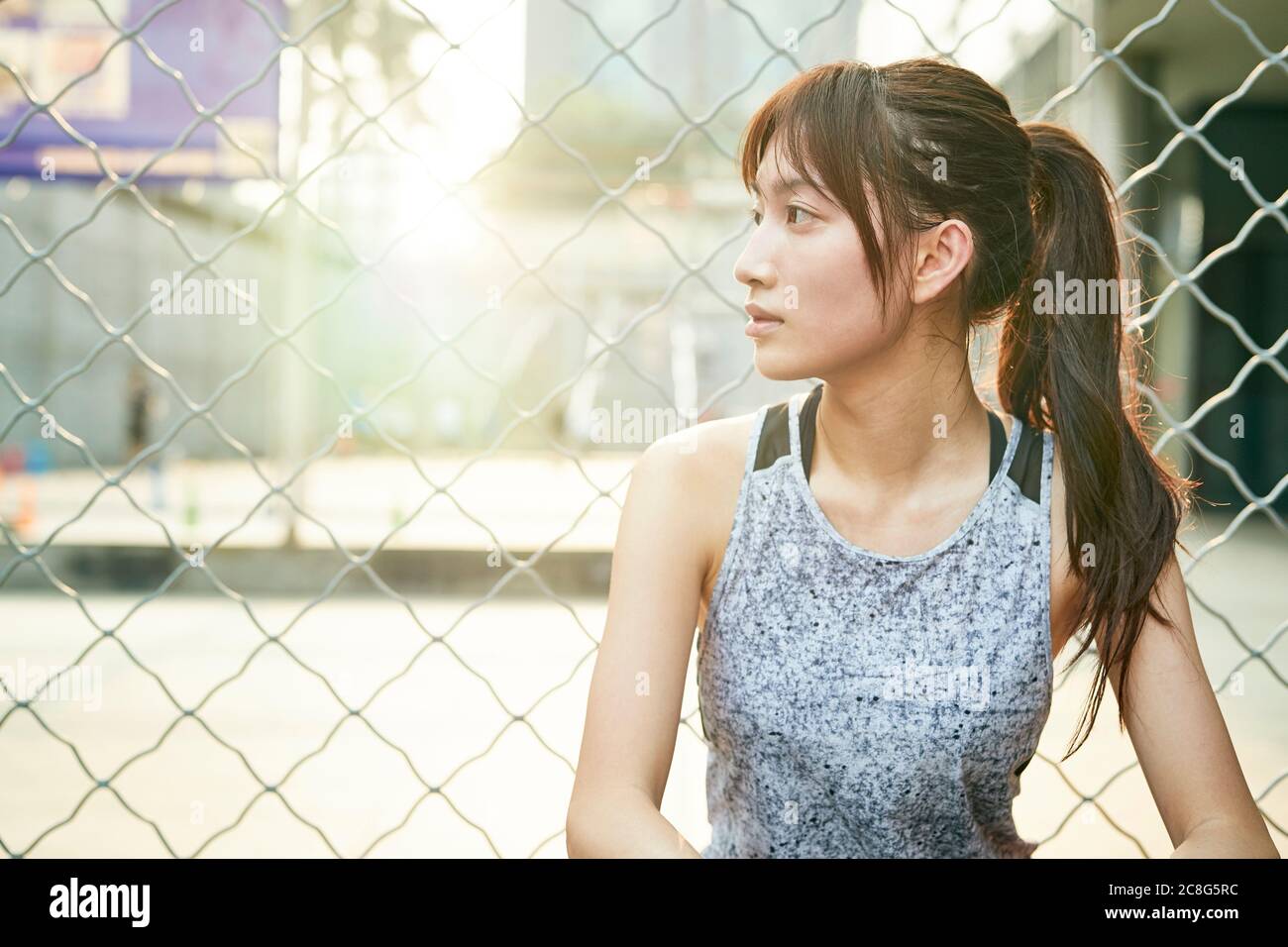 Outdoor-Porträt eines schönen jungen asiatischen athletischen Mädchen Stockfoto