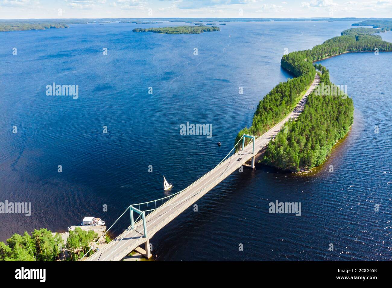 Luftaufnahme der Karisalmi-Brücke auf dem Pulkkilanharju Ridge am See Paijanne, Paijanne Nationalpark, Finnland. Stockfoto