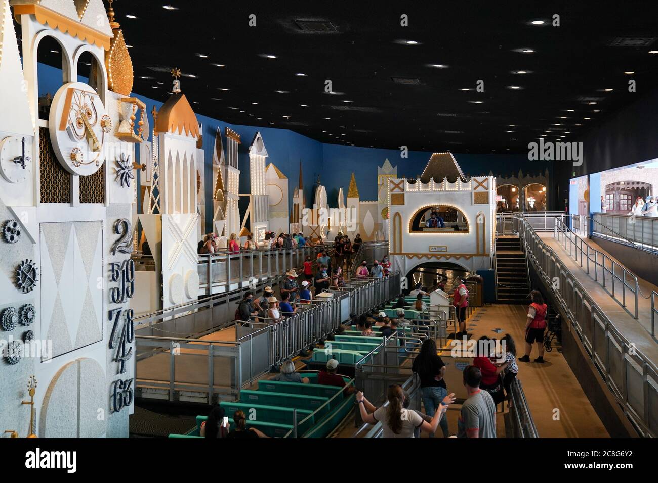 Orlando Florida Usa Juli Besucher Warten Darauf Die Attraktion It S A Small World Im Magic Kingdom Von Walt Disney World Am 23 Juli Zu Fahren Quelle Bryan Smith Zuma Wire Alamy Live Orlando Florida Usa Juli Besucher Warten Darauf Die Attraktion It S A Small World Im Magic Kingdom Von Walt Disney World Am 23 Juli Zu Fahren Quelle Bryan Smith Zuma Wire Alamy Live