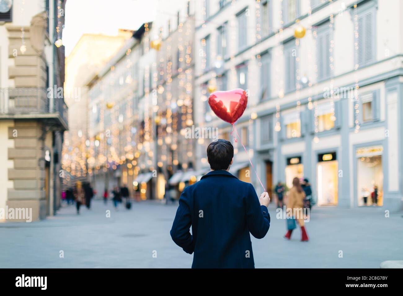 Mann mit Herz geformte Ballon an der Piazza, Firenze, Toscana, Italien Stockfoto