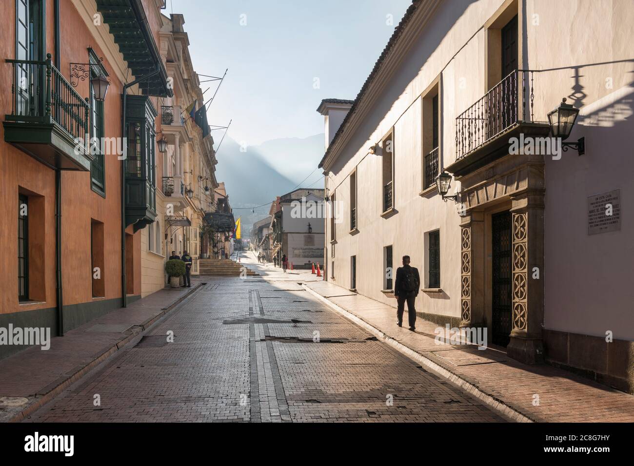 Blick auf die gepflasterte Wohnstraße in Cartagena Stockfoto