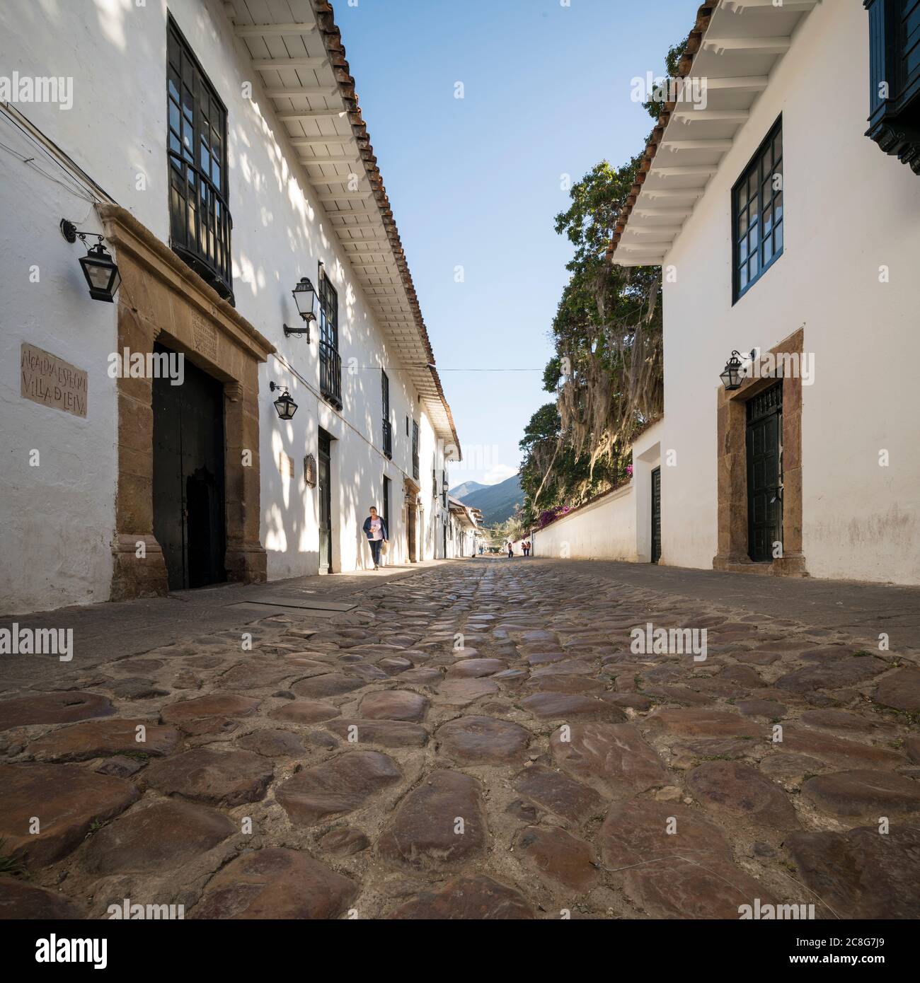 Gepflasterte Straße in Villa de Leyva, einer kleinen Stadt mit traditioneller Kolonialarchitektur Stockfoto