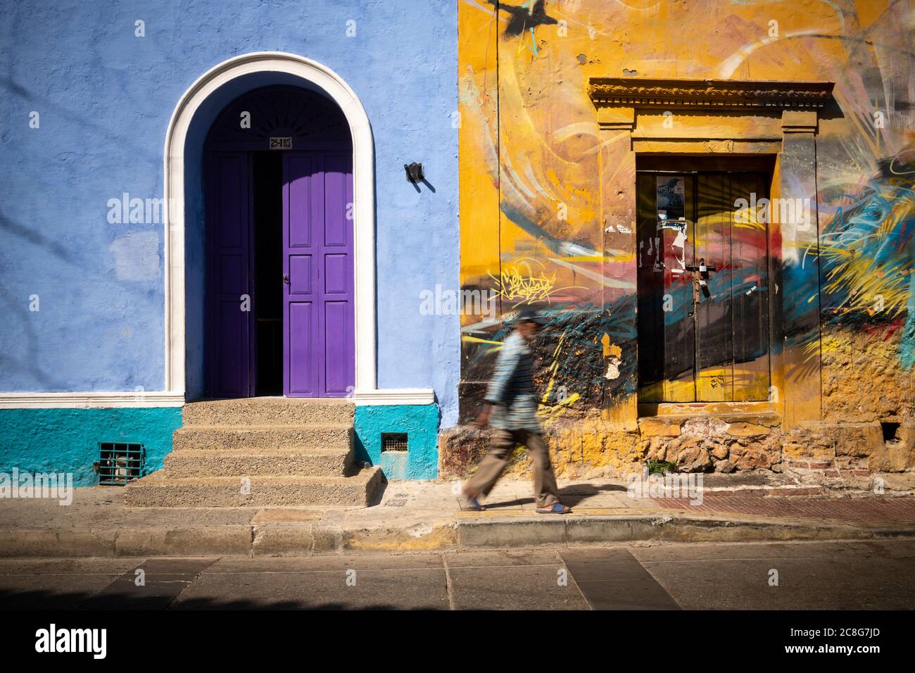 Bunte Hausfronten, lila Tür, und bemalte ural auf alten Haus in einer Terrasse in der Altstadt Stockfoto