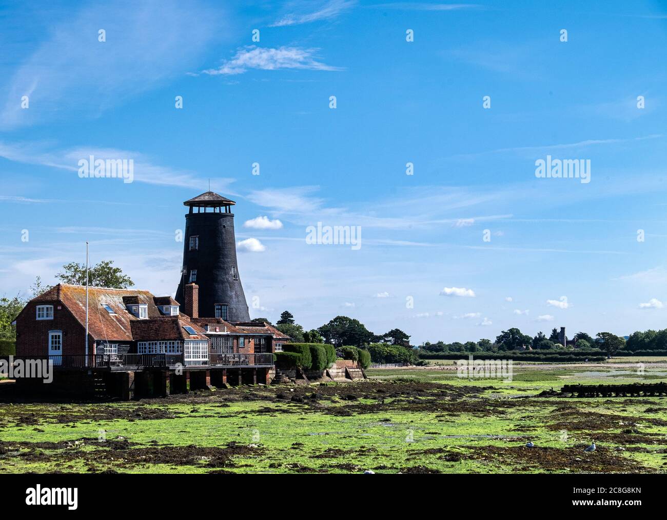 Die Royal Oak in Langstone Harbour, Hampshire UK vor blauem Himmel und bei Ebbe. Stockfoto