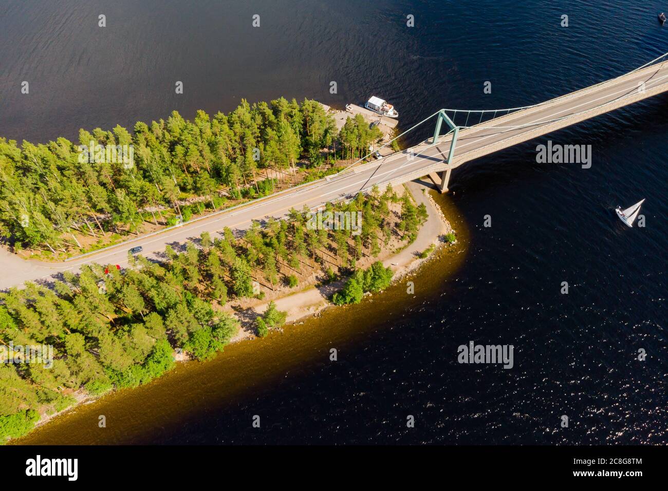 Luftaufnahme der Karisalmi-Brücke auf dem Pulkkilanharju Ridge am See Paijanne, Paijanne Nationalpark, Finnland. Stockfoto