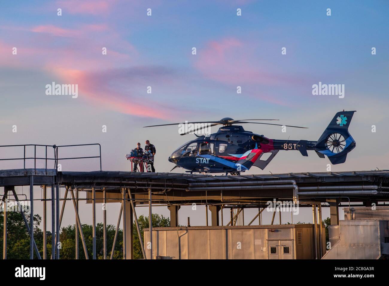 Sanitäter transportieren medizinischen Hubschrauber, Wilmington Delaware USA Stockfoto