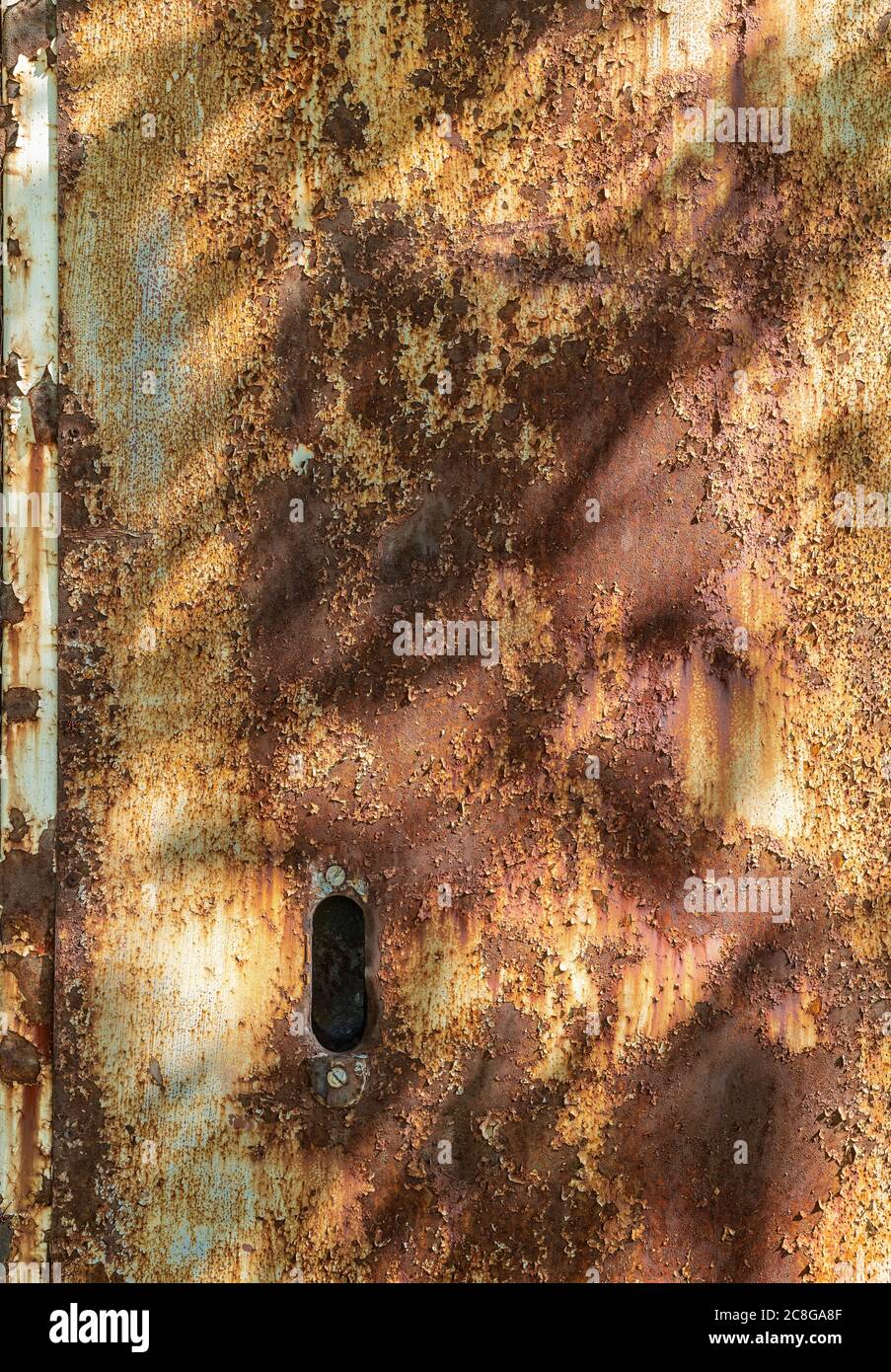 Rostende abblätternde Metallwand des Industriegebäudes, Pennsylvania, USA Stockfoto