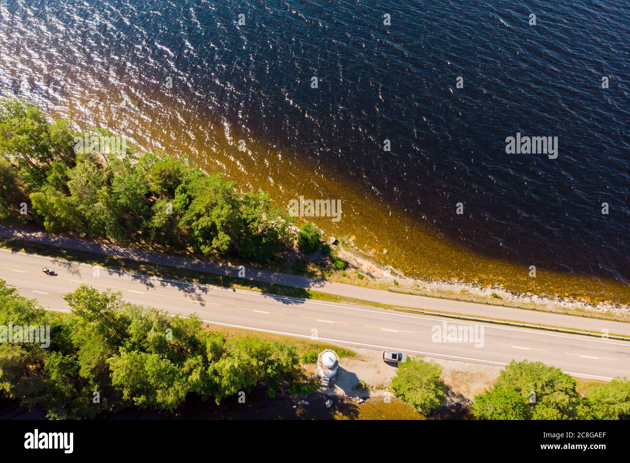 Luftaufnahme der Straße auf dem Pulkkilanharju Ridge am See Paijanne, Paijanne Nationalpark, Finnland. Stockfoto
