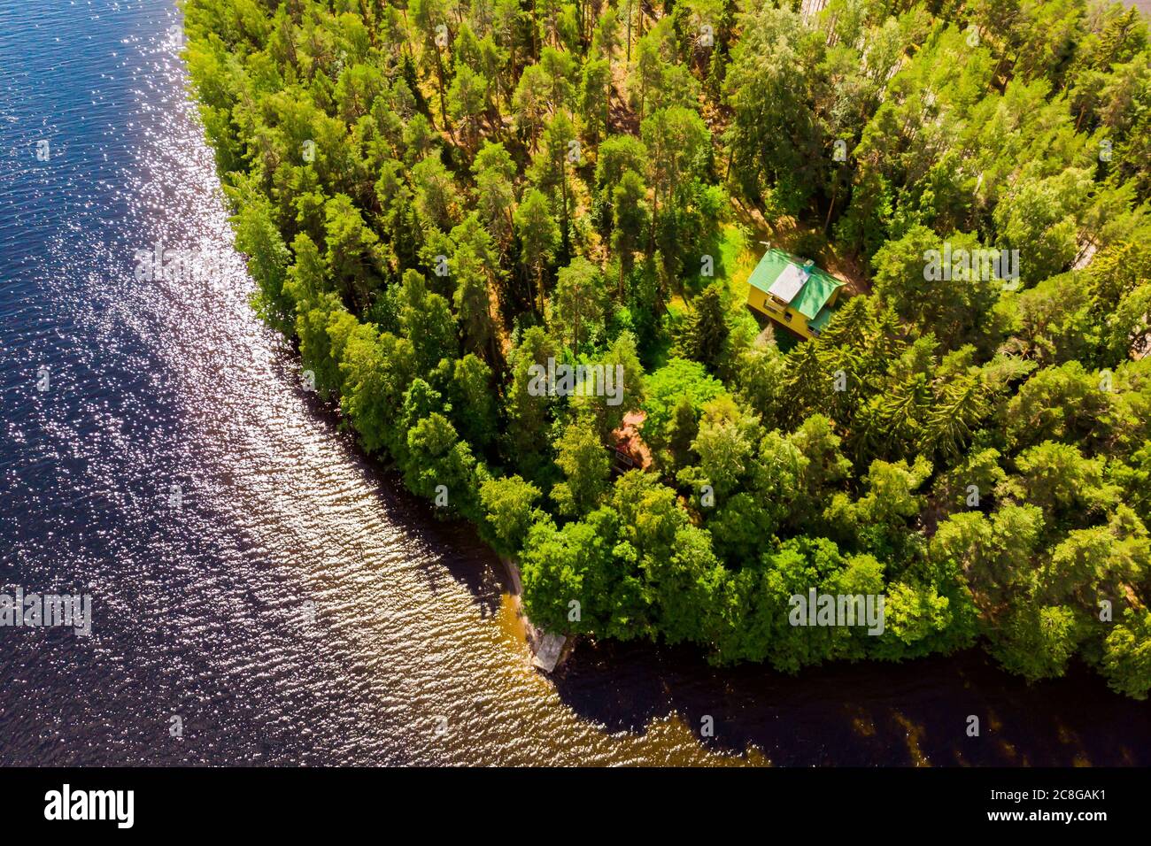 Luftaufnahme des Hauses am See Paijanne, Paijanne Nationalpark, Finnland. Stockfoto