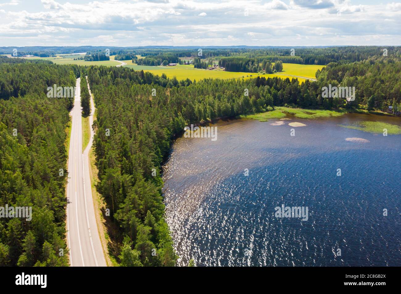 Luftaufnahme der Straße auf dem Pulkkilanharju Ridge am See Paijanne, Paijanne Nationalpark, Finnland. Stockfoto
