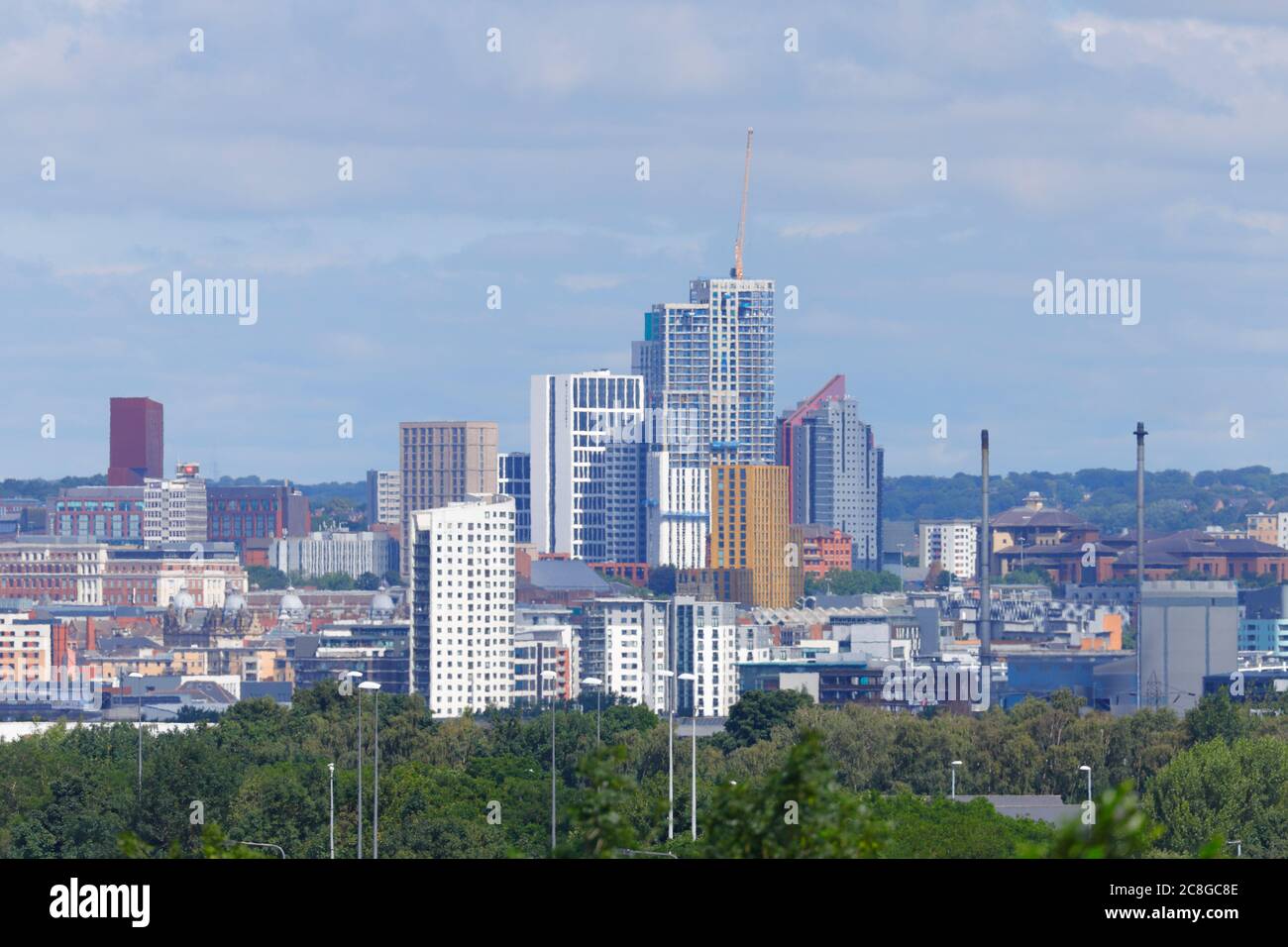 Skyline von Leeds mit Studentenwohnungsgebäuden des Arena Village Campus, die die Skyline dominieren. Stockfoto