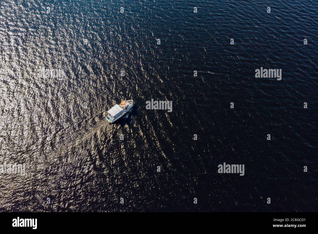Luftaufnahme des Bootes am See Paijanne, Paijanne Nationalpark, Finnland. Stockfoto